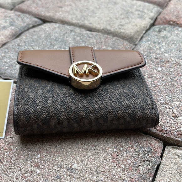 MICHAEL KORS CARMEN MEDIUM LOGO AND FAUX LEATHER WALLET BROWN - Picture 4 of 16